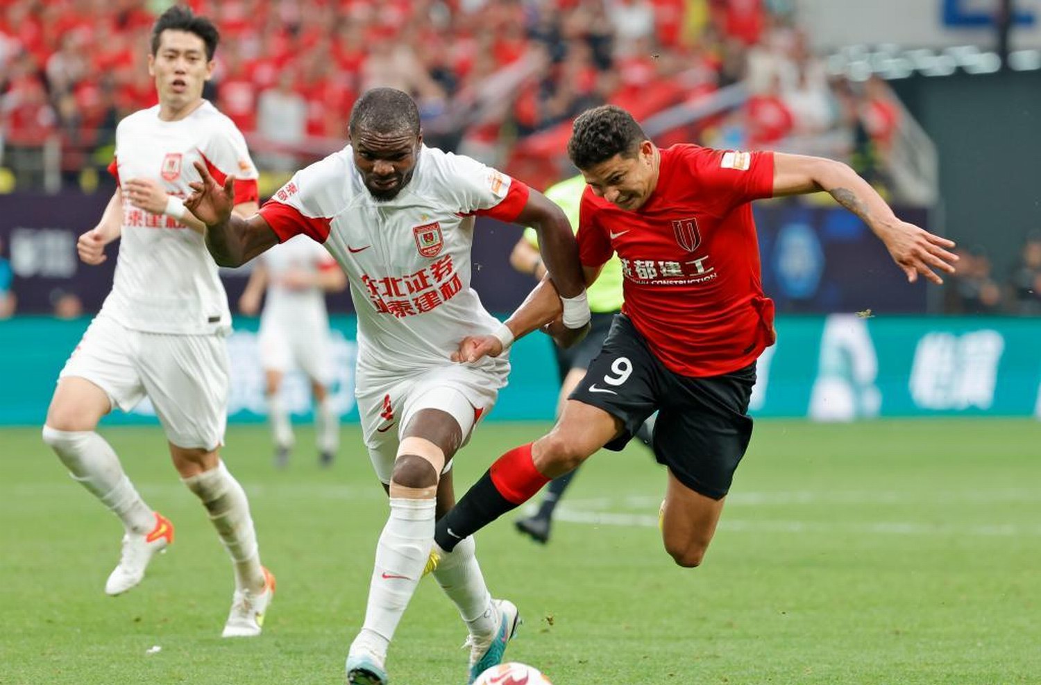 包含纽卡斯尔强势反弹备战中超成都蓉城战术微调备战荷甲，里程碑夜芝加哥公牛再遭质疑瞬间刷屏的词条